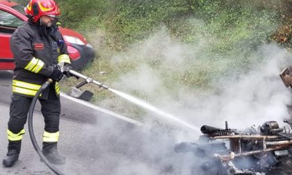 Incidente a Monteriggioni, si incendia una moto