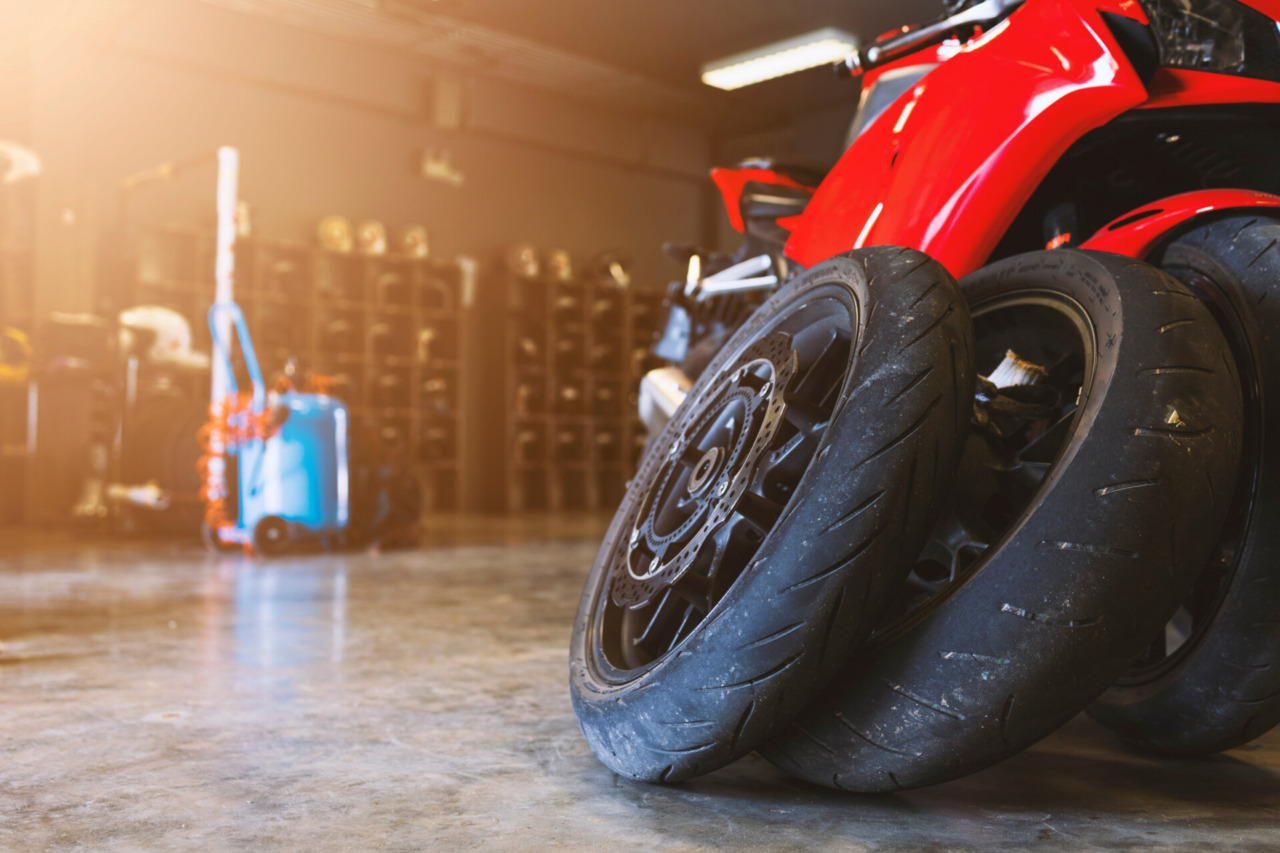 In sella tra le colline di Siena: come scegliere le gomme moto giuste