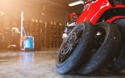 In sella tra le colline di Siena: come scegliere le gomme moto giuste