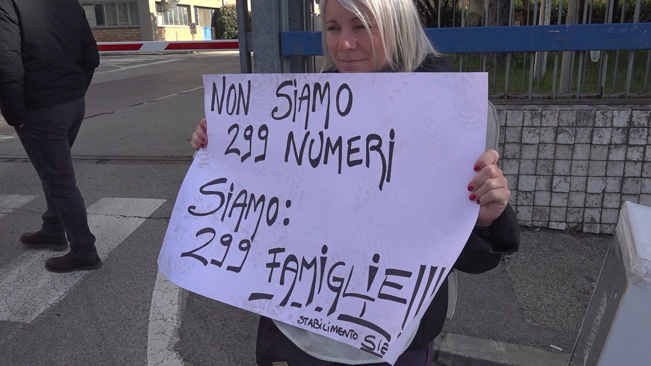 Beko chiude definitivamente i cancelli dello stabilimento di via Toselli