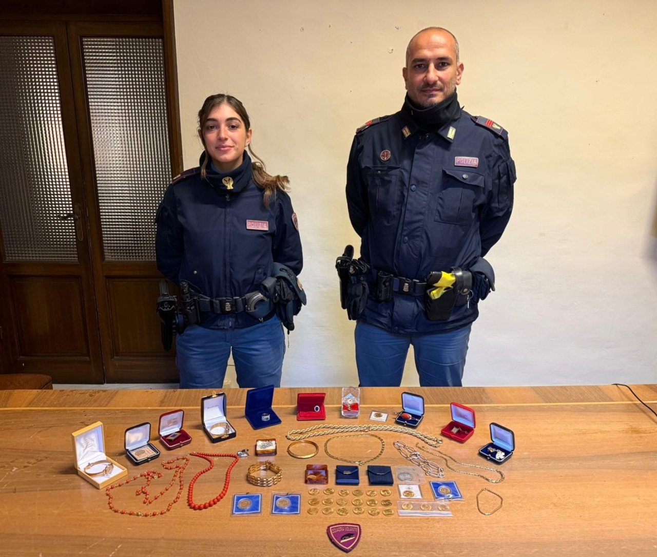 Finge di essere un maresciallo per rubare gioielli, fermata una minorenne
