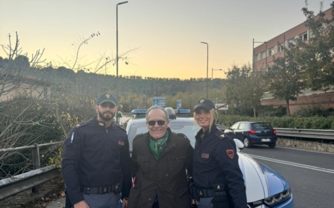 Un anziano si smarrisce mentre si dirige in ospedale e viene salvato dalla polizia