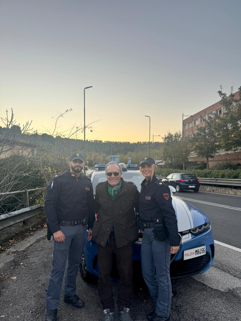 Un anziano si smarrisce mentre si dirige in ospedale e viene salvato dalla polizia