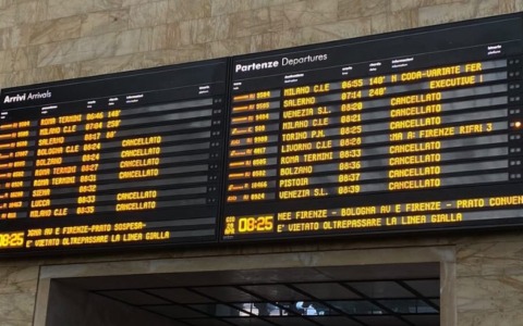 Corpo ritrovato sulla ferrovia nel Senese, circolazione interrotta per Av e regionali