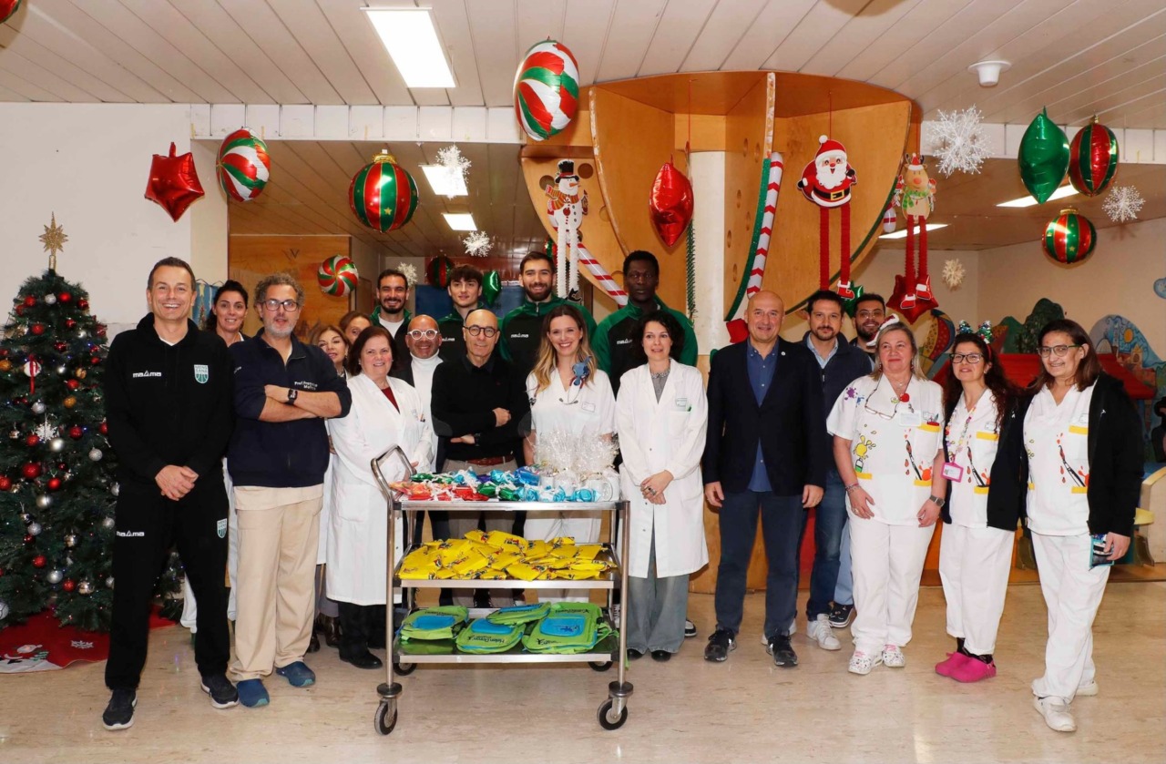 La Mens Sana Basketball visita l’Aou Senese per i regali ai bambini