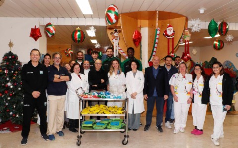 La Mens Sana Basketball visita l’Aou Senese per i regali ai bambini