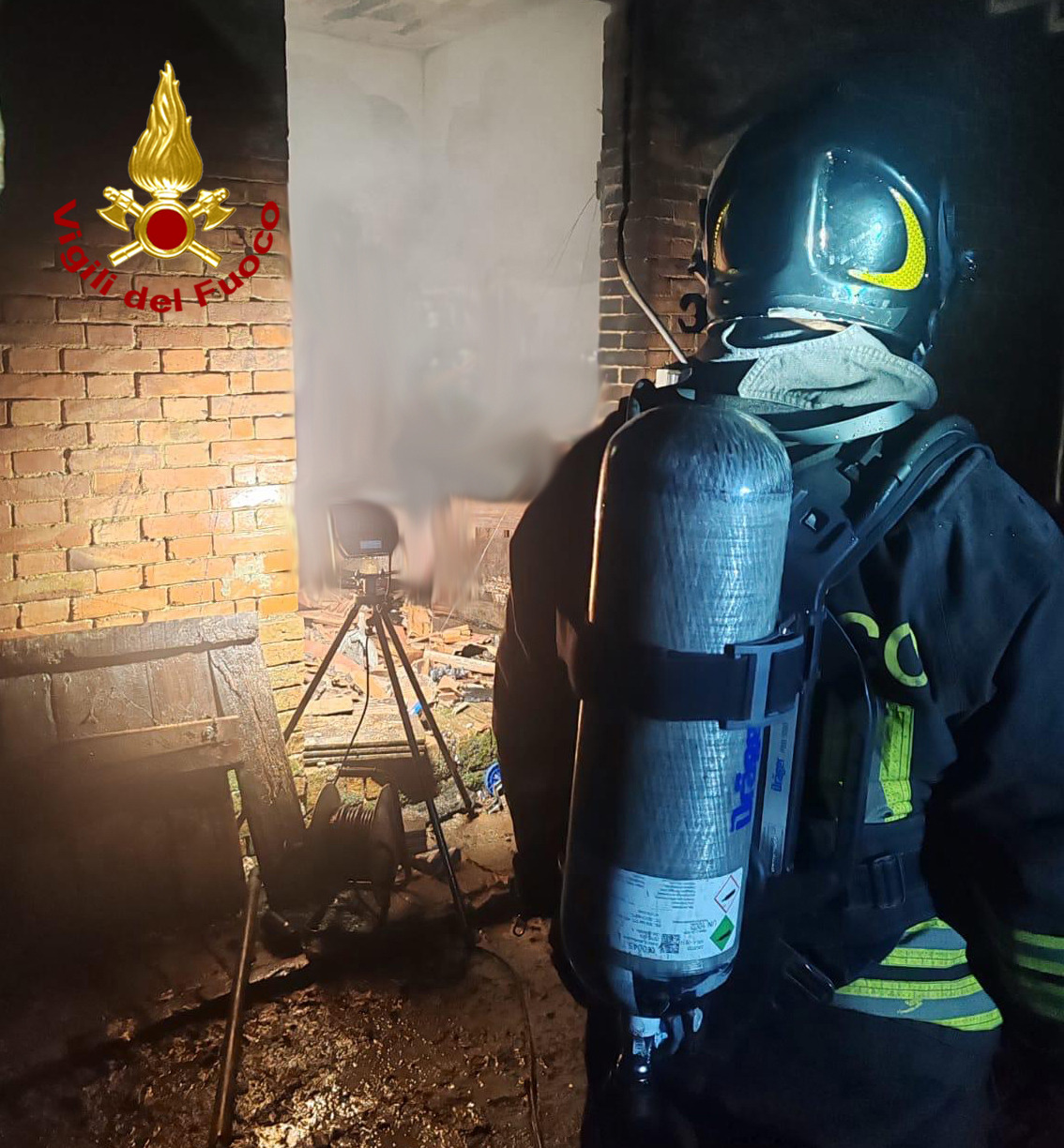 Fiamme in un garage ad Asciano, intervento dei Vigili del Fuoco