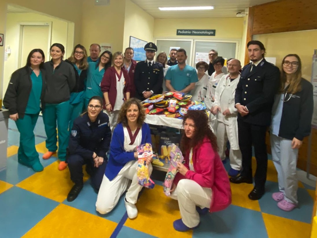 La Polizia Penitenziaria di Siena regala calze ai piccoli pazienti di Campostaggia