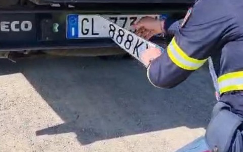 Furto di vino pregiato: scoperti due falsi corrieri a Montepulciano