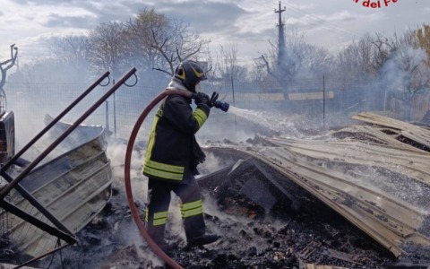 Incendio devasta un deposito a Montepulciano: intervento tempestivo dei Vigili del Fuoco