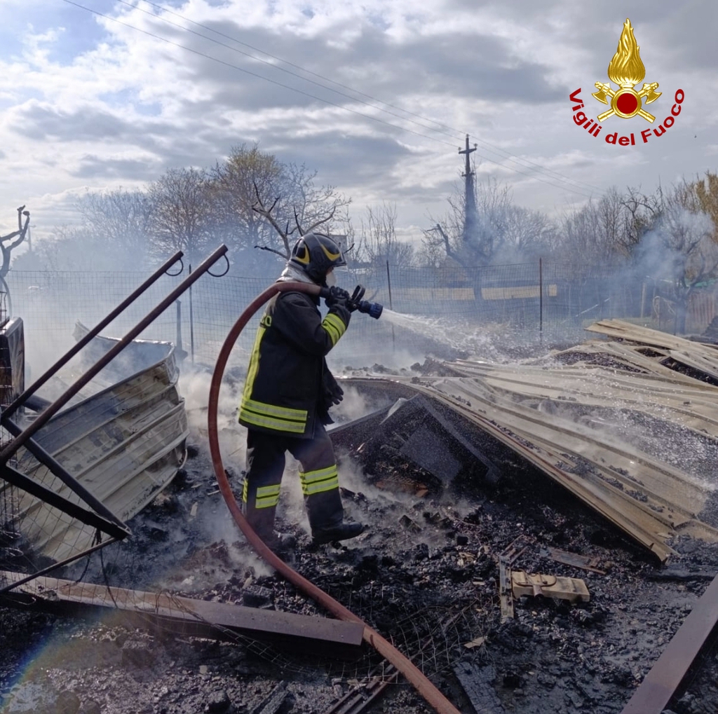 Incendio devasta un deposito a Montepulciano: intervento tempestivo dei Vigili del Fuoco