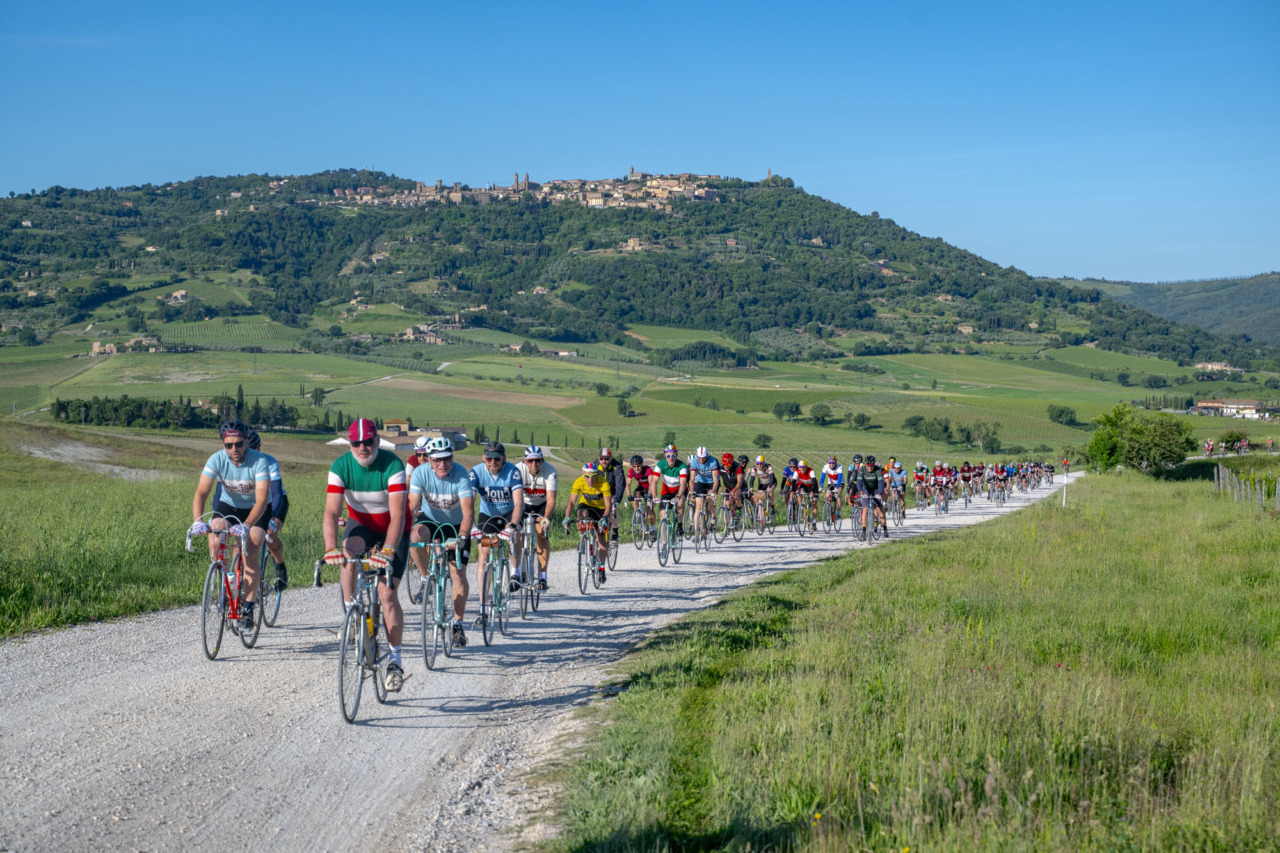 Le colline di Montalcino si colorano e ciclisti tornano a percorrere le strade