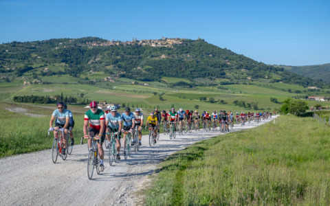 Le colline di Montalcino si colorano e ciclisti tornano a percorrere le strade