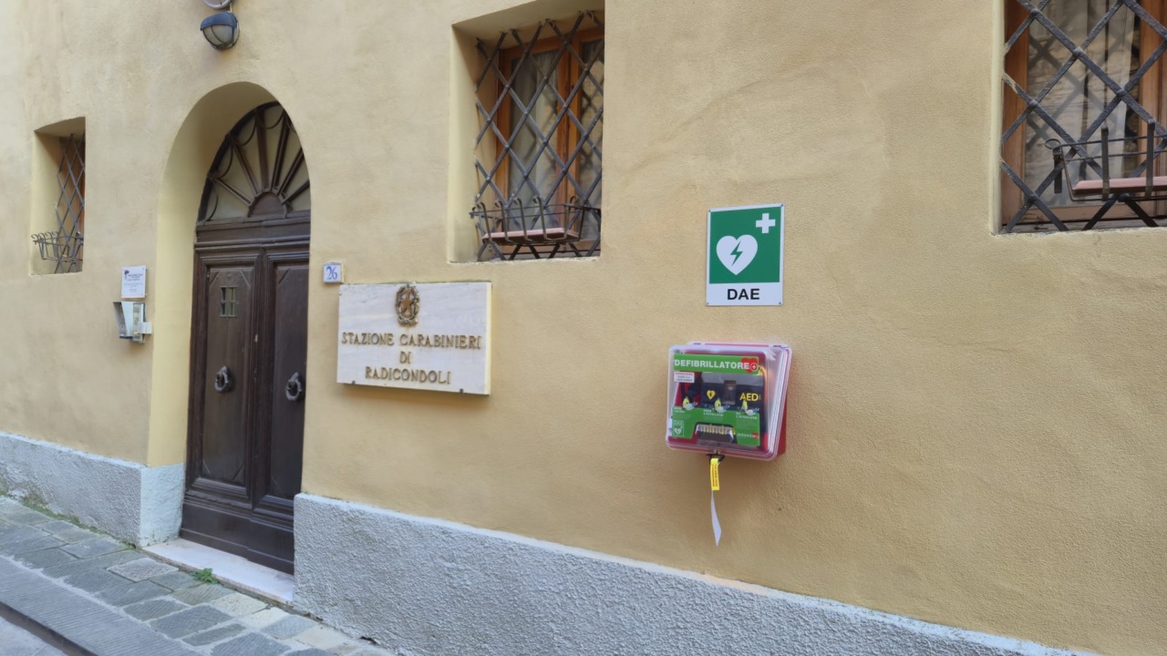Un defibrillatore installato alla Caserma dei Carabinieri