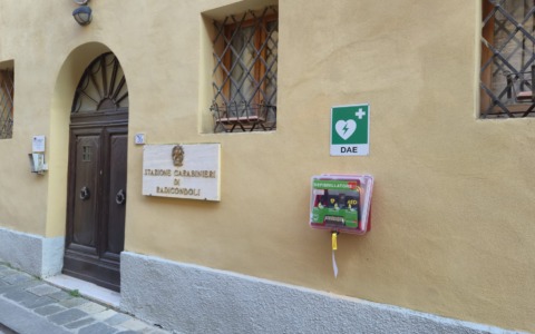 Un defibrillatore installato alla Caserma dei Carabinieri