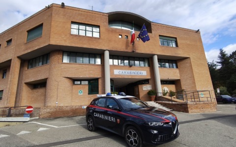 Scoperto bivacco per spaccio nei boschi del Senese